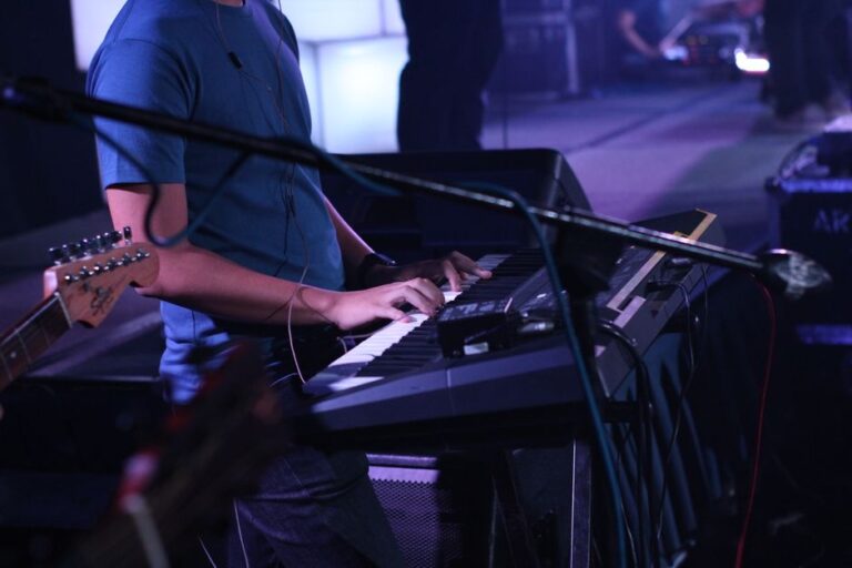 How the I-V-vi-IV chord progression built modern pop music