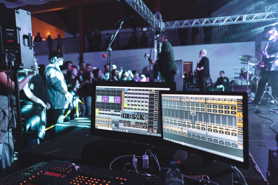 Live concert stage setup with sound engineering mixing console (Image Credit: tainah ferreira - Pexels)