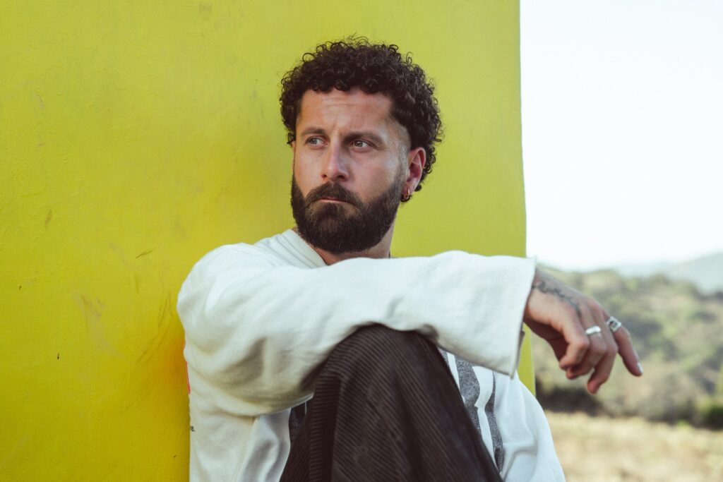 Elderbrook Signs to Counter Records, Sets Heart on a Wire for January 22